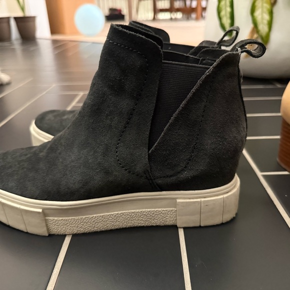 Black Ankle Boots with Thick Sole and Slip-On Design - Picture 1 of 4